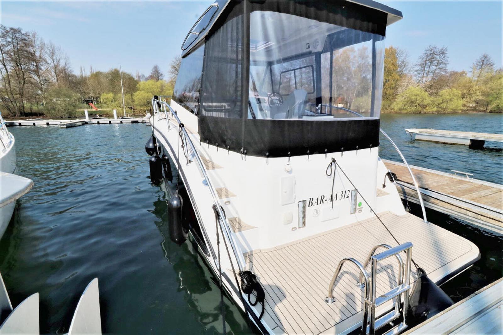 Hausboot Sina – an Bord