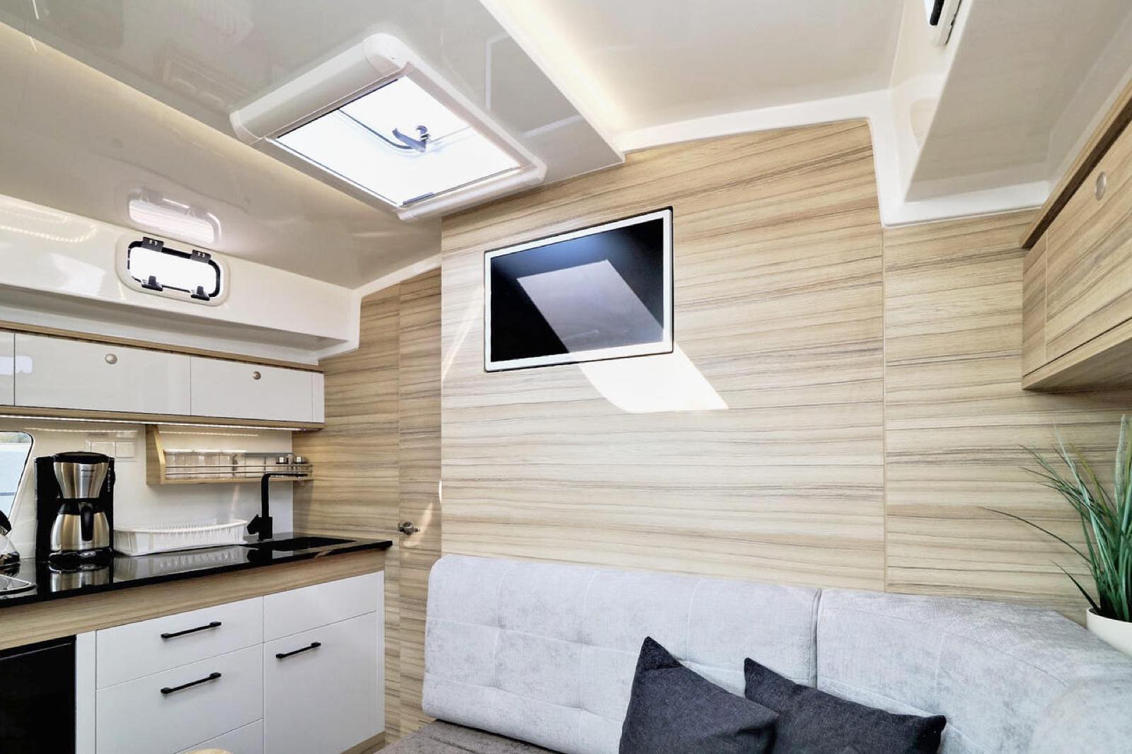 Hausboot Sina – an Bord