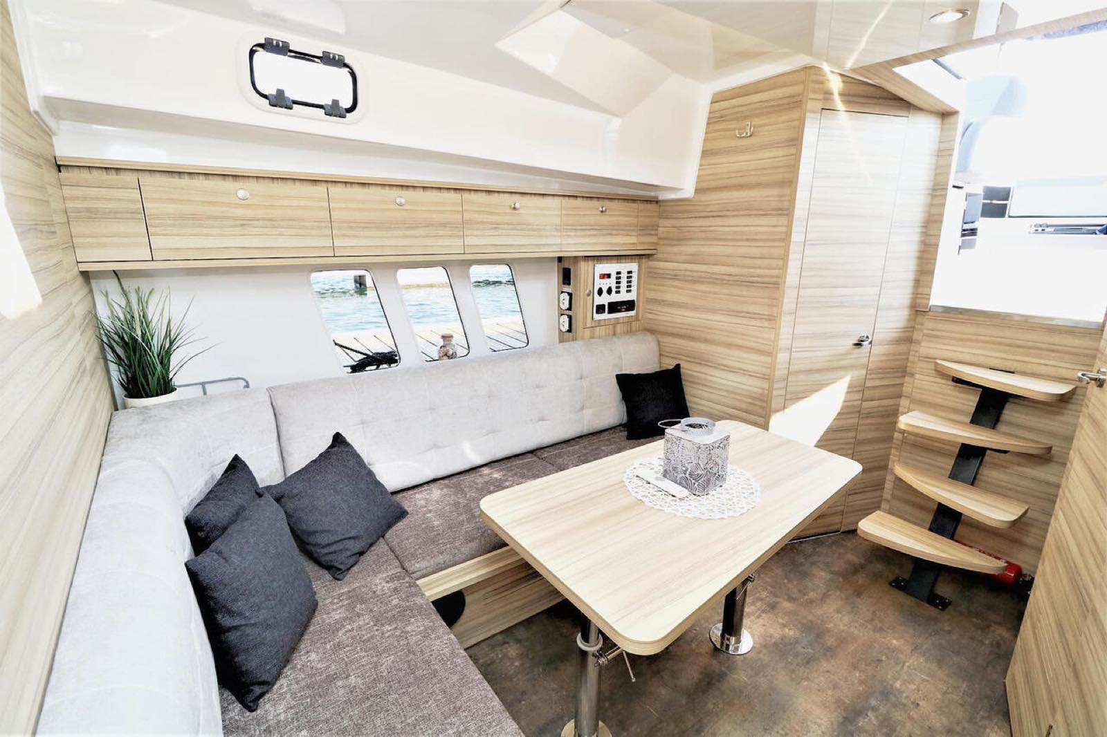 Hausboot Sina – an Bord