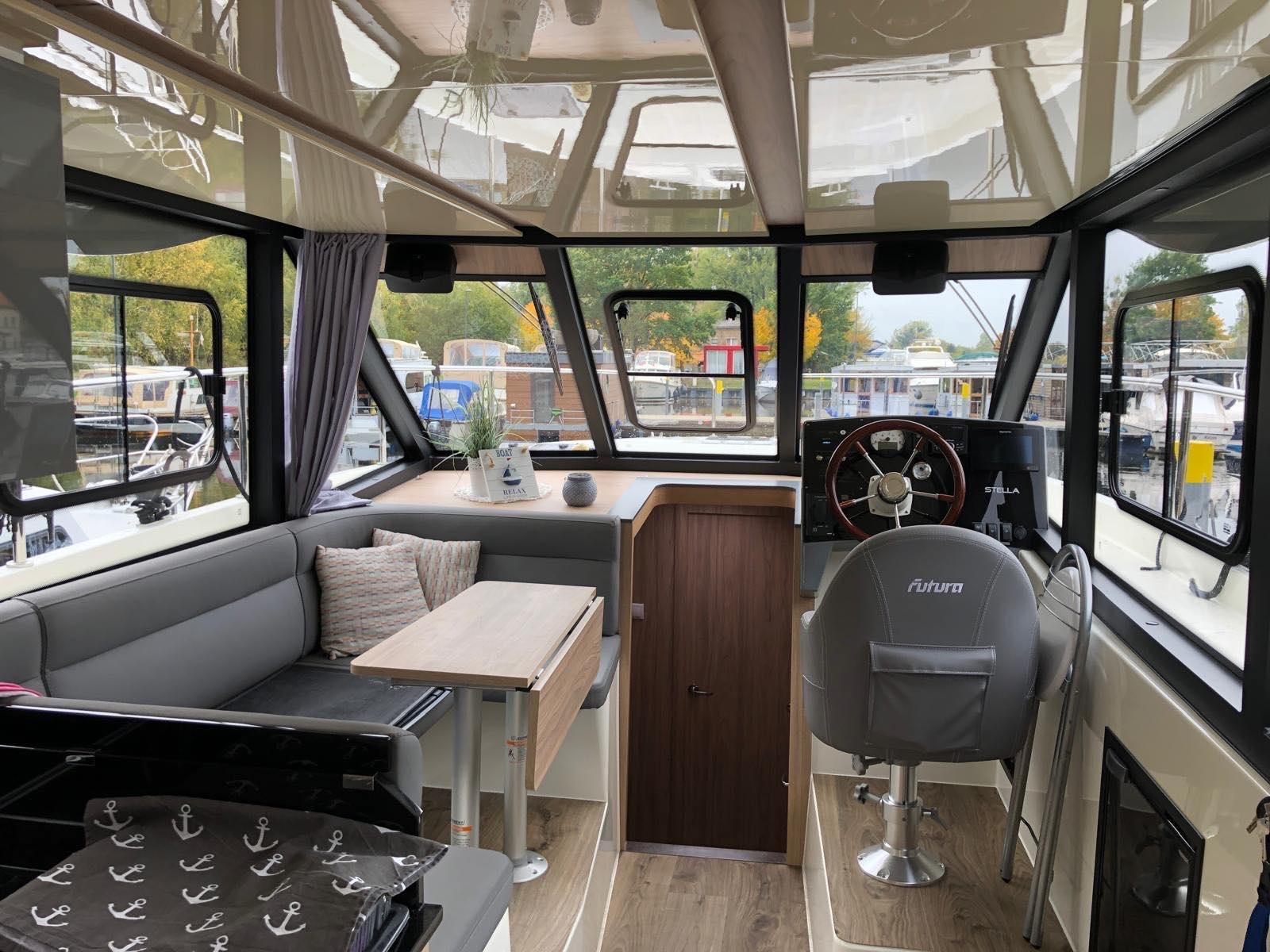 Hausboot Stella – an Bord