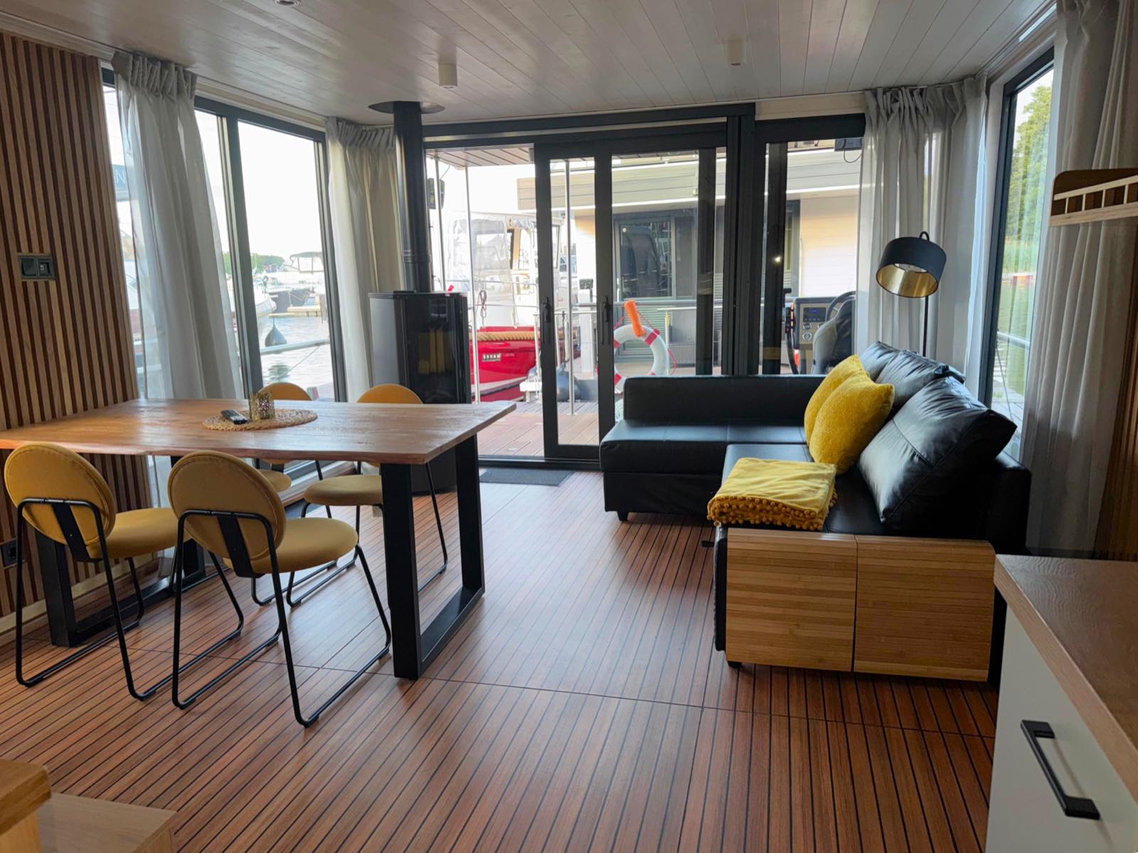 Hausboot Roxy – an Bord