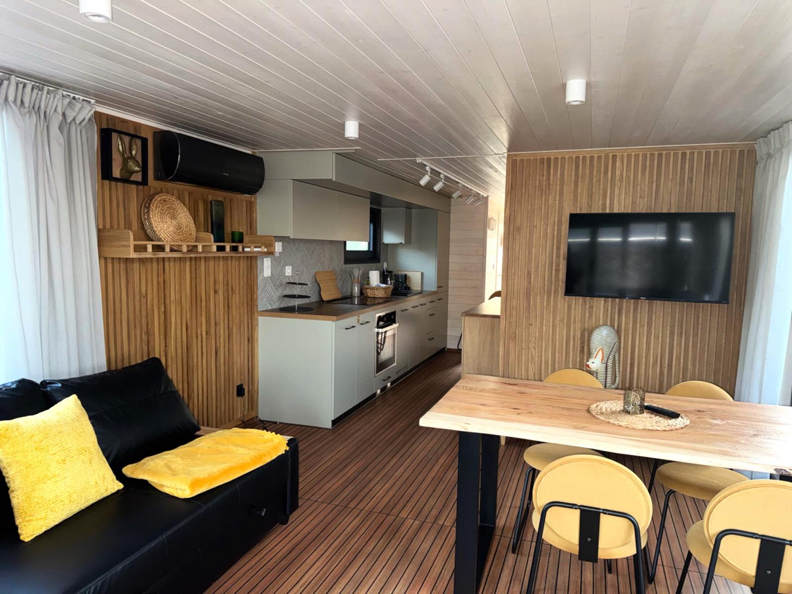 Hausboot Roxy – an Bord